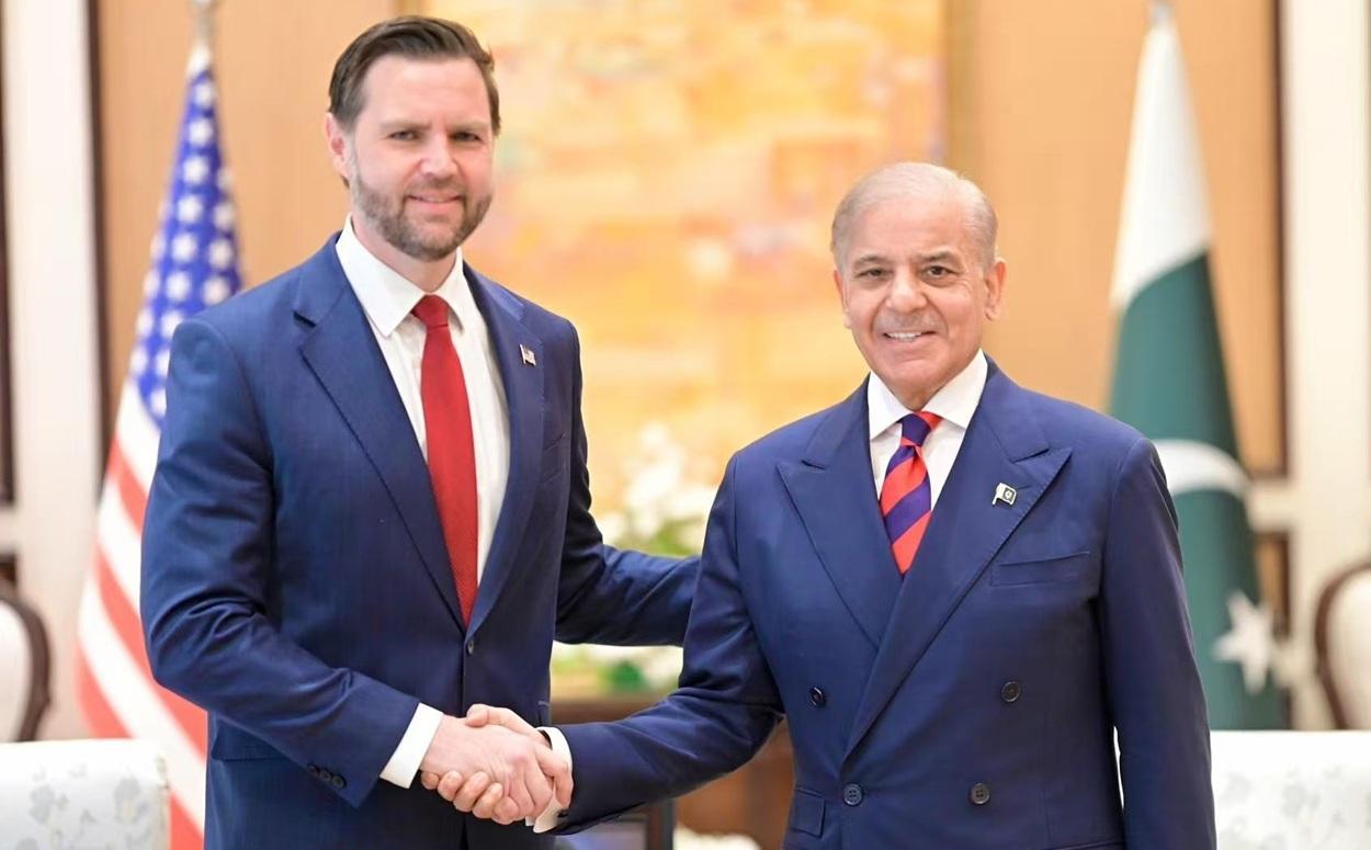 El primer ministro pakistaní, Shehbaz Sharif, y el vicepresidente estadounidense, JD Vance. EP