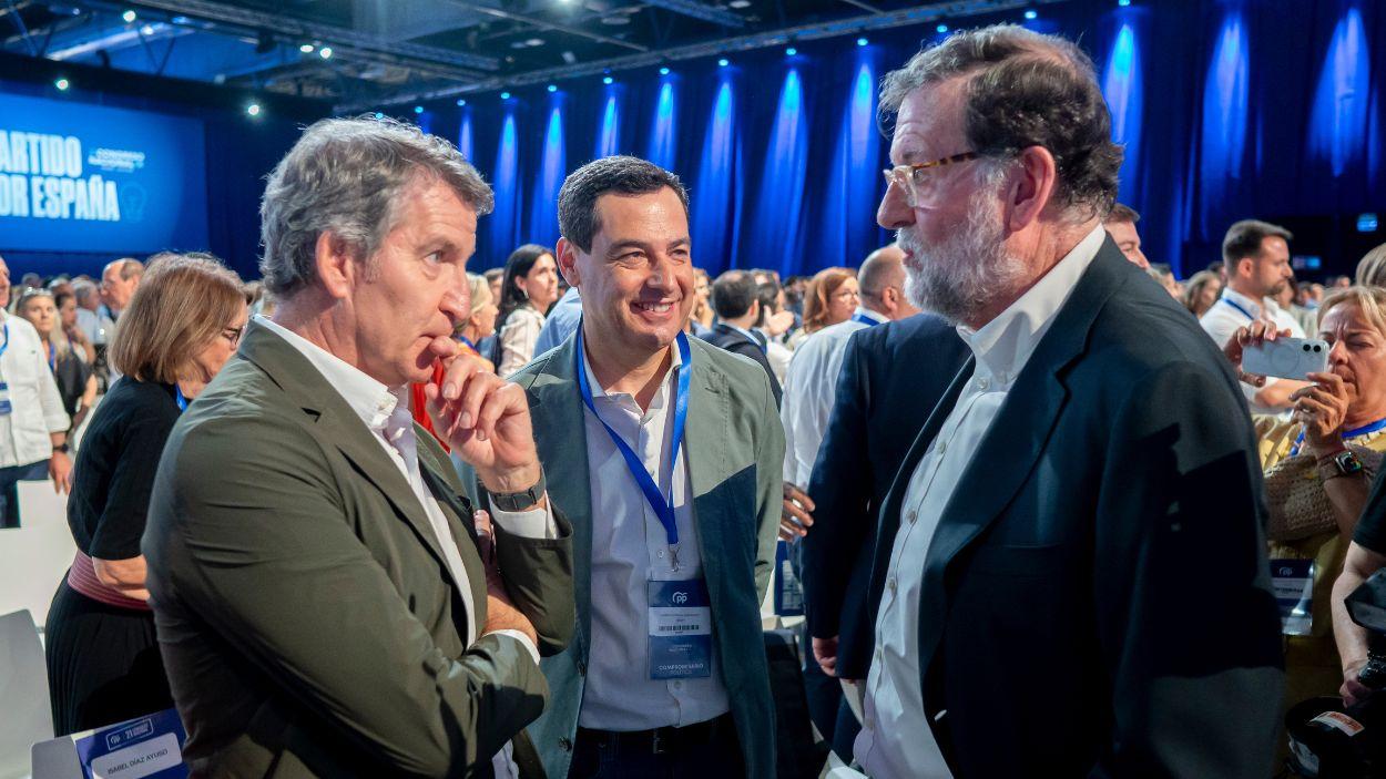 El presidente del PP, Alberto Núñez Feijóo, el presidente de la Junta de Andalucía, Moreno Bonilla, y el expresidente del Gobierno, Mariano Rajoy, durante un Congreso Nacional del PP / Archivo EP