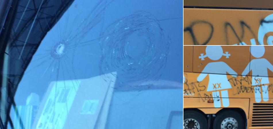 Cristal roto y pintadas en el autobús de Hazte Oír en Nueva York