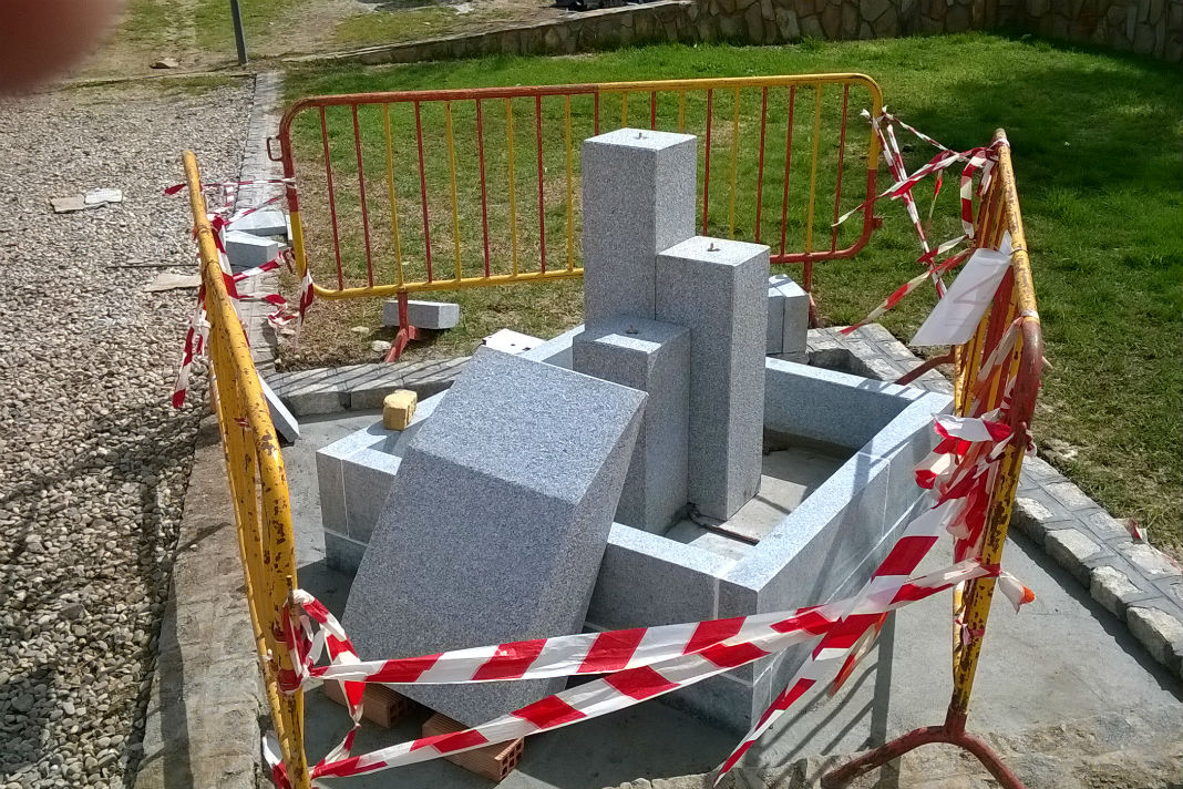 La fuente, sin terminar, que iba a inaugurarse mañana en Torrecampo en memoria de Florián Andújar