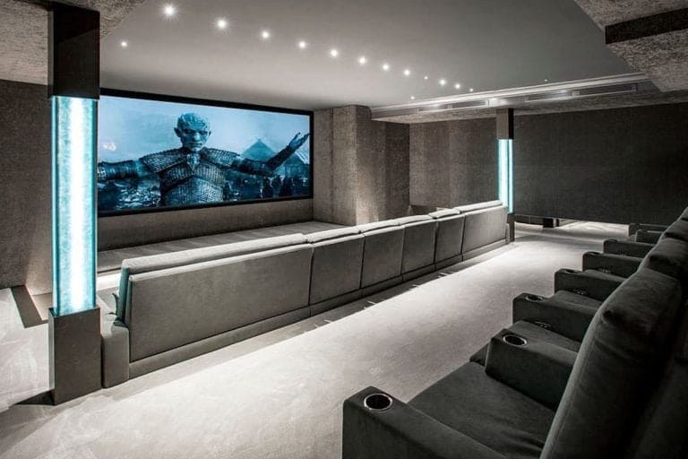 Sala de cine de la casa de JLo y Ben Affleck