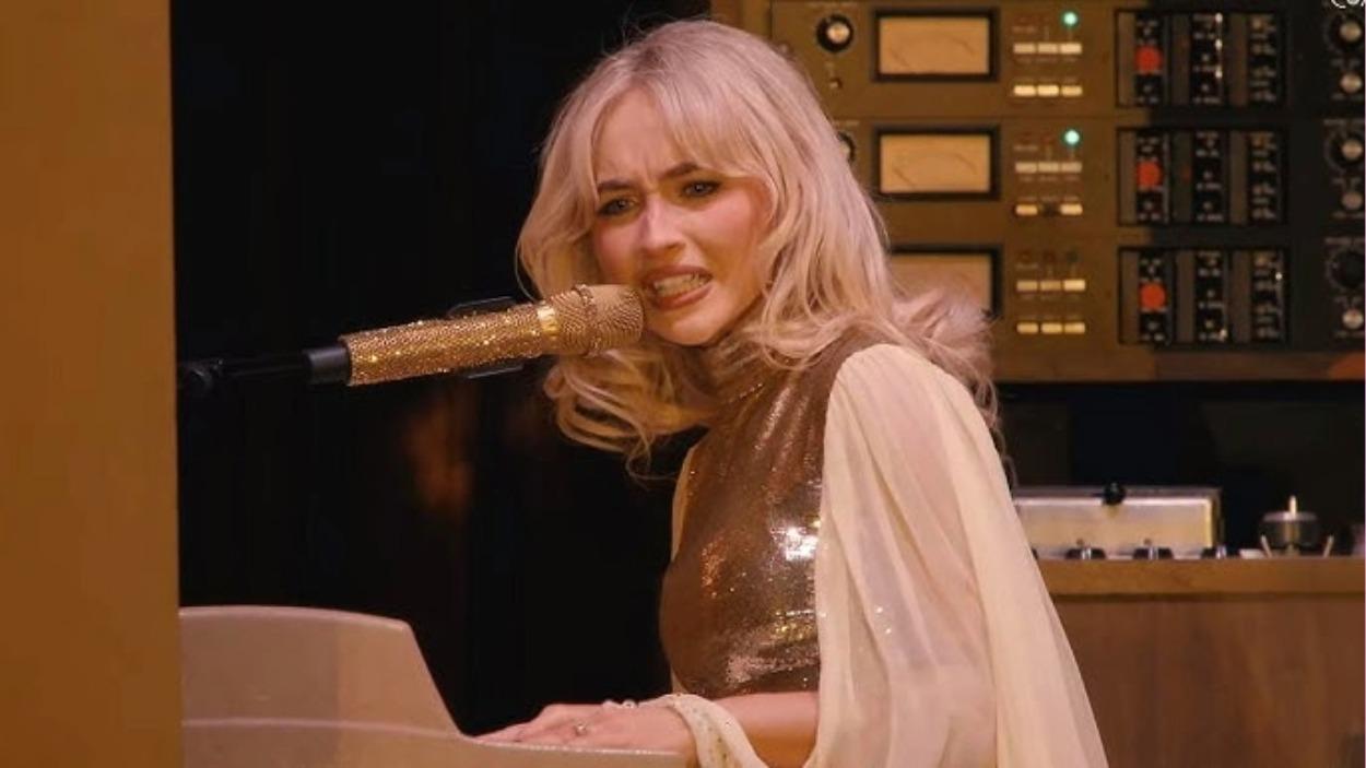 Sabrina Carpenter durante su concierto en Coachella
