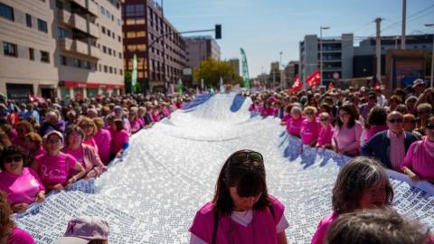 Amama lleva casi 3.000 mujeres víctimas del cribado de cáncer de mama en la pancarta más simbólica de la movilización sanitaria