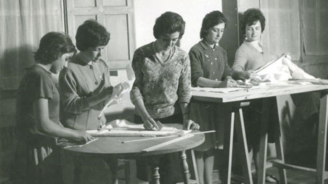 Imagen de recurso de diferentes mujeres trabajando durante el franquismo. Archivo.