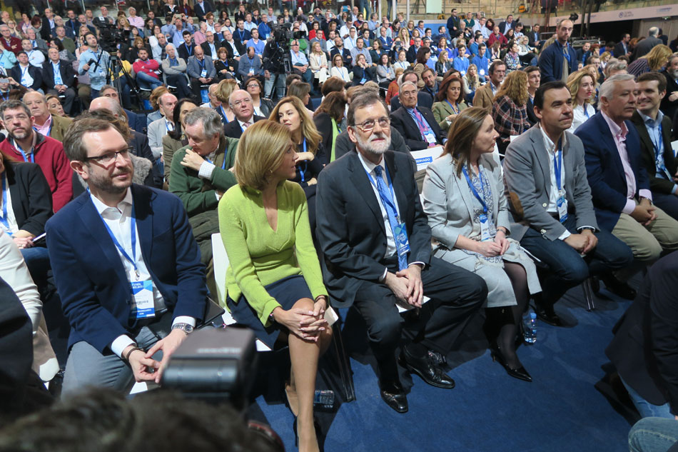 Mariano Rajoy, junto a su mujer y María Dolores de Cospedal, antes de colocarse en los sitios de la ejecutiva