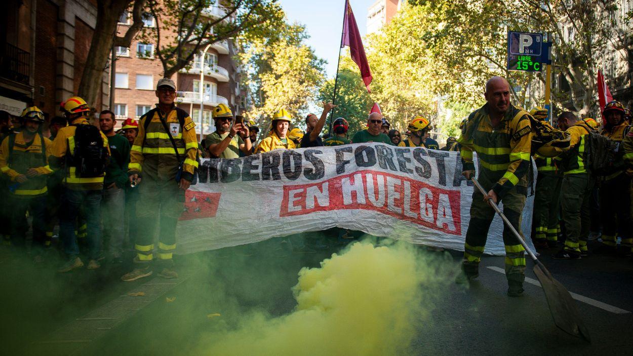 Los bomberos forestales de Madrid sostienen su huelga y advierten de la precarización del servicio antes del verano. EP.