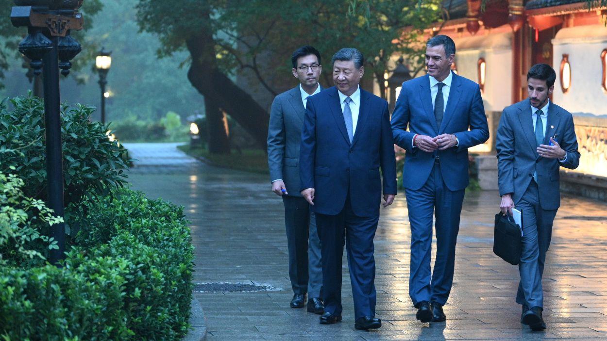 El presidente de la República Popular China, Xi Jinping (i) y el presidente del Gobierno, Pedro Sánchez, llegan a un encuentro en el Palacio de Diaoyutai, a 9 de septiembre de 2024, en Pekín. EP.