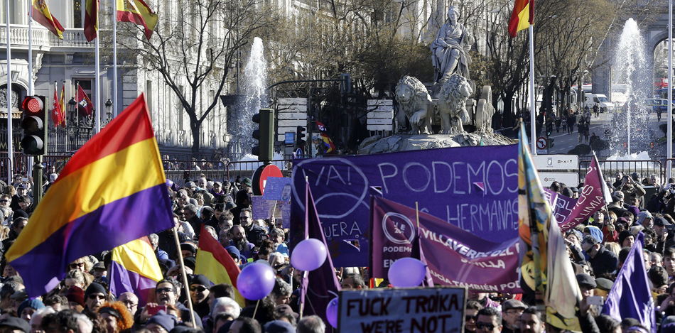 Numerosas personas aguardan junto a la fuente de La Cibeles para participar en una manifestación de Podemos