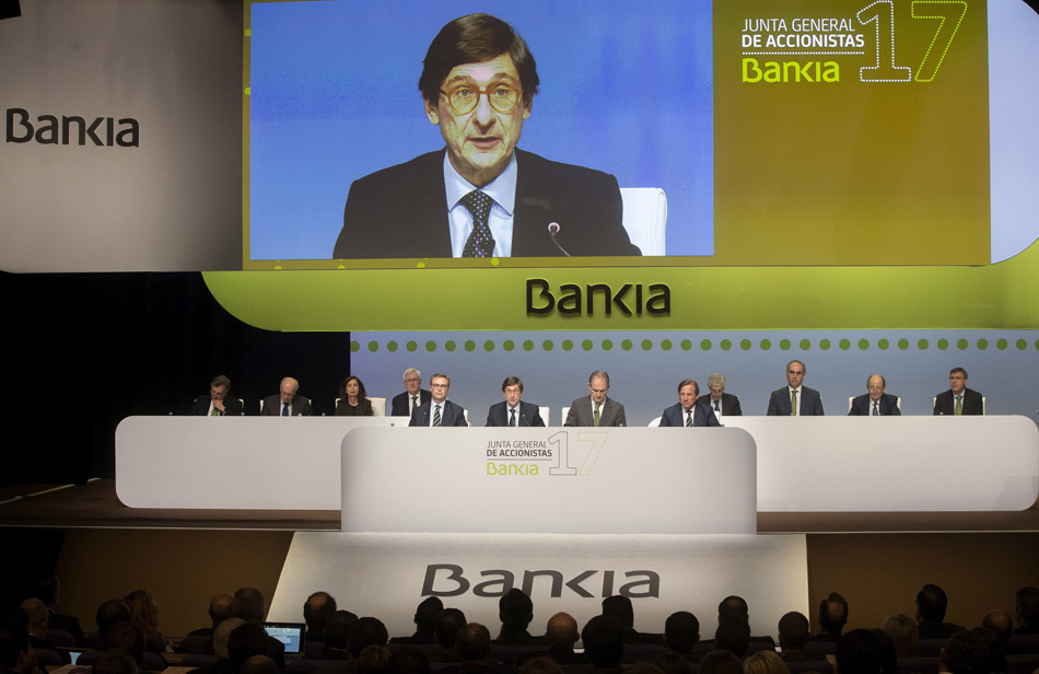 El presidente de Bankia Jose Ignacio Goirigolzarri (6i), durante la junta de accionistas de la entidad
