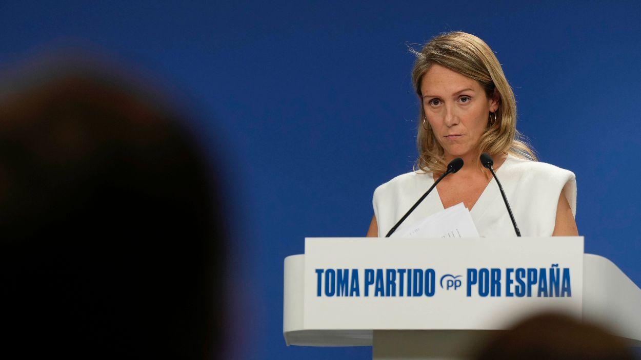 La vicesecretaria de Coordinación Sectorial, Alma Ezcurra, en una rueda de prensa desde la sede de Génova 13. EP.