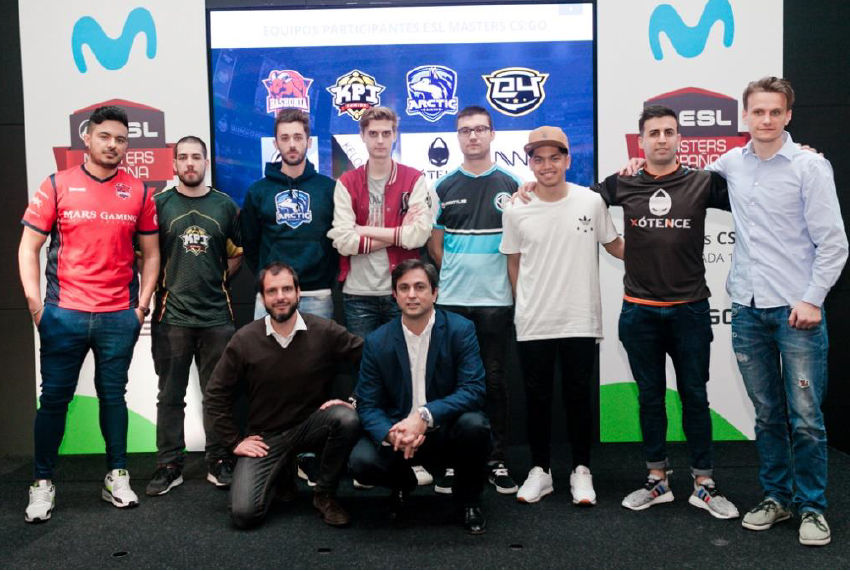 Luis Miguel Corbacho, Gerente de comunicación comercial de Movistar; Manuel Moreno, Director general de ESL en España y representantes de los equipos participantes en ESL Masters CS:GO