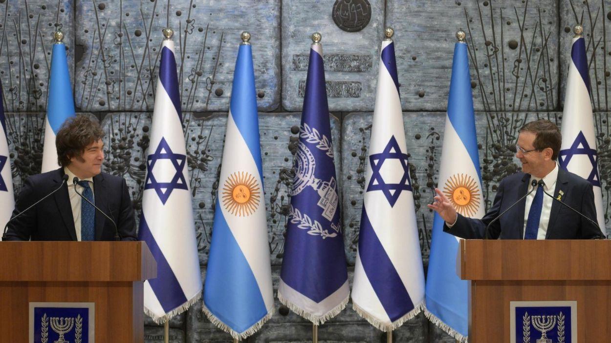 El presidente de Argentina, Javier Milei, con el presidente de Israel, Isaac Herzog, durante una comparecencia conjunta. EP.