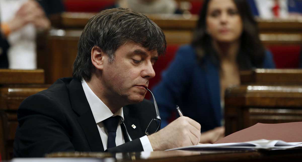 El presidente de la Generalitat, Carles Puigdemont, ayer poco antes del comienzo del pleno del Parlament. 