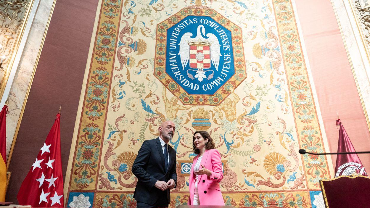El rector de la Universidad Complutense de Madrid, Joaquín Goyache y la presidenta de la Comunidad de Madrid, Isabel Díaz Ayuso. EP.