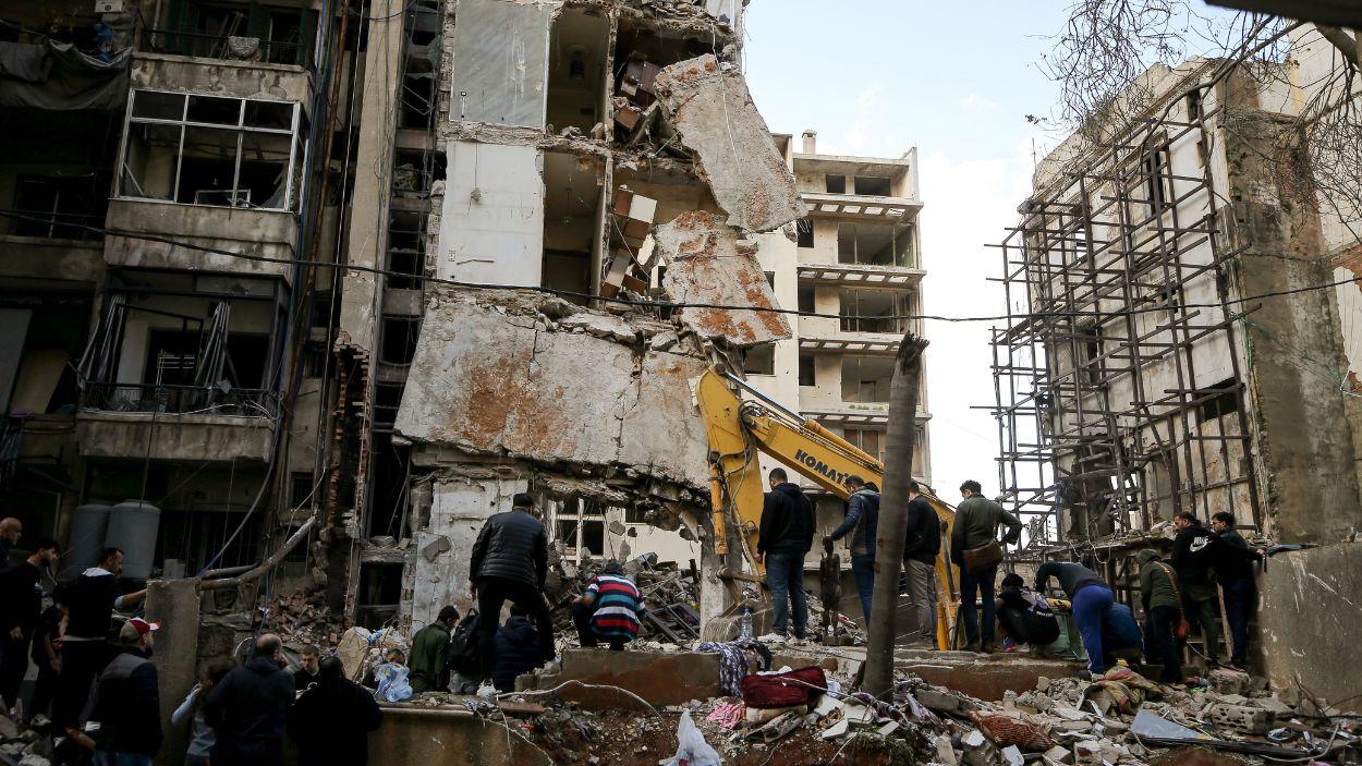 Personas y miembros de la defensa civil buscan restos humanos entre los escombros de un edificio derrumbado tras un ataque aéreo israelí en el paseo marítimo de Beirut. EP/ Marwan Naamani.
