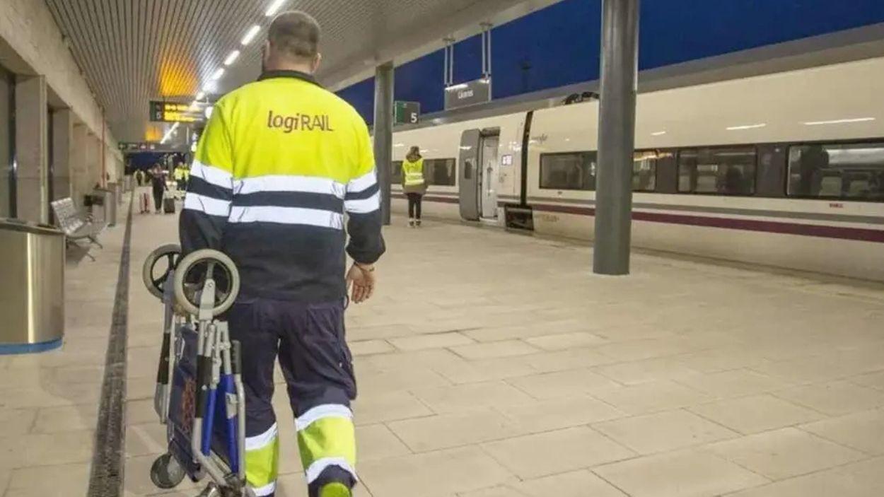 Empleado de Logirail en una estación de tren