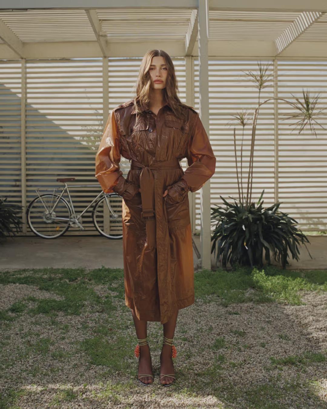 Hailey Bieber por Saint Laurent