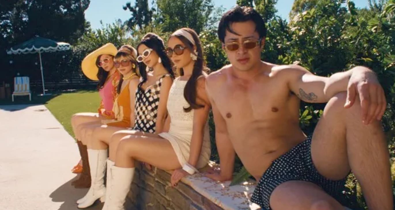 Laufey y Hudson Williams 