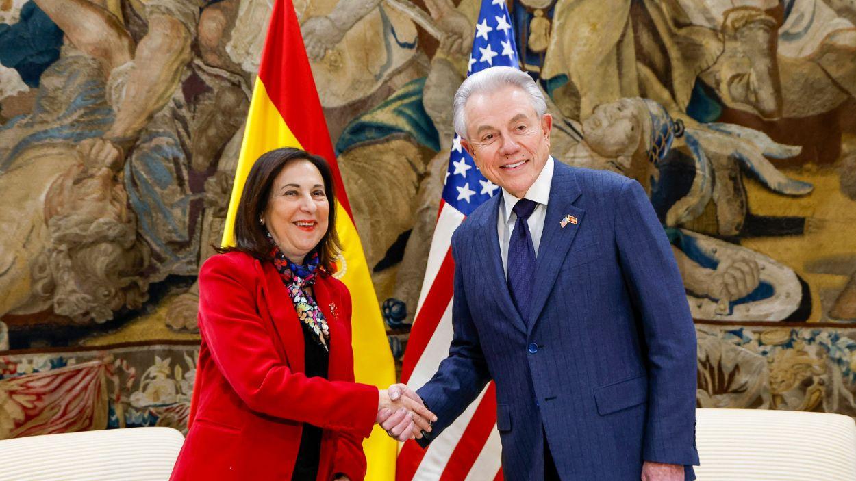 La ministra de Defensa, Margarita Robles, durante una reunión con el embajador de los Estados Unidos de América en España, Benjamín León. EP.