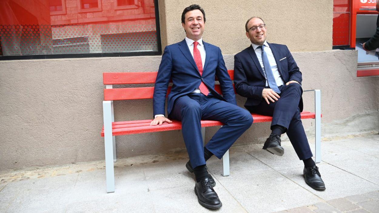 El director de Instituciones de Banco Santander en Castilla y León, Rubén García, y el alcalde de Ciudad Rodrigo, Marcos Iglesias, presentan el mobiliario donado por el Banco Santander