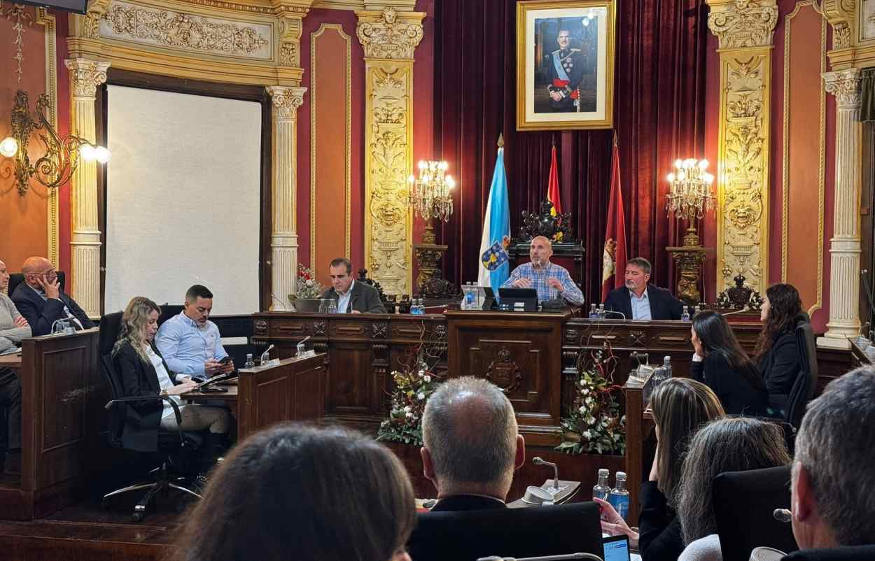 El alcalde de Ourense, Pérez Jácome, presidiendo el pleno ordinario del pasado mes de enero (Foto: Europa Press).
