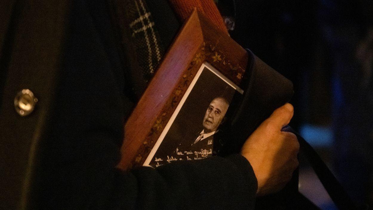 Una persona lleva un retrato de Francisco Franco, a la salida de la misa funeral en recuerdo de Francisco Franco, en la parroquia de los Doce Apóstoles, a 20 de noviembre de 2025, en Madrid (España). EP.