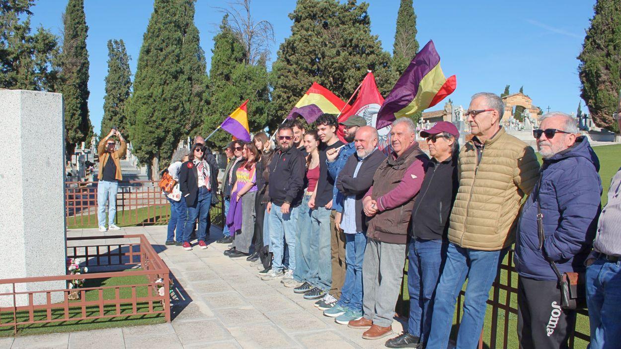 Ofrenda floral en el Patio 42 del cementerio de Toledo en homenaje a las víctimas del franquismo. IU.