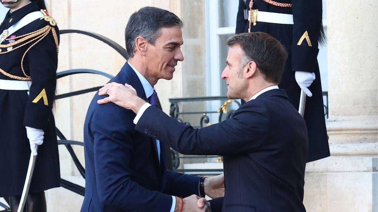 El presidente del Gobierno, Pedro Sánchez, es recibido por el presidente de Francia, Emmanuel Macron, en el Palacio del Elíseo, en París. EP.