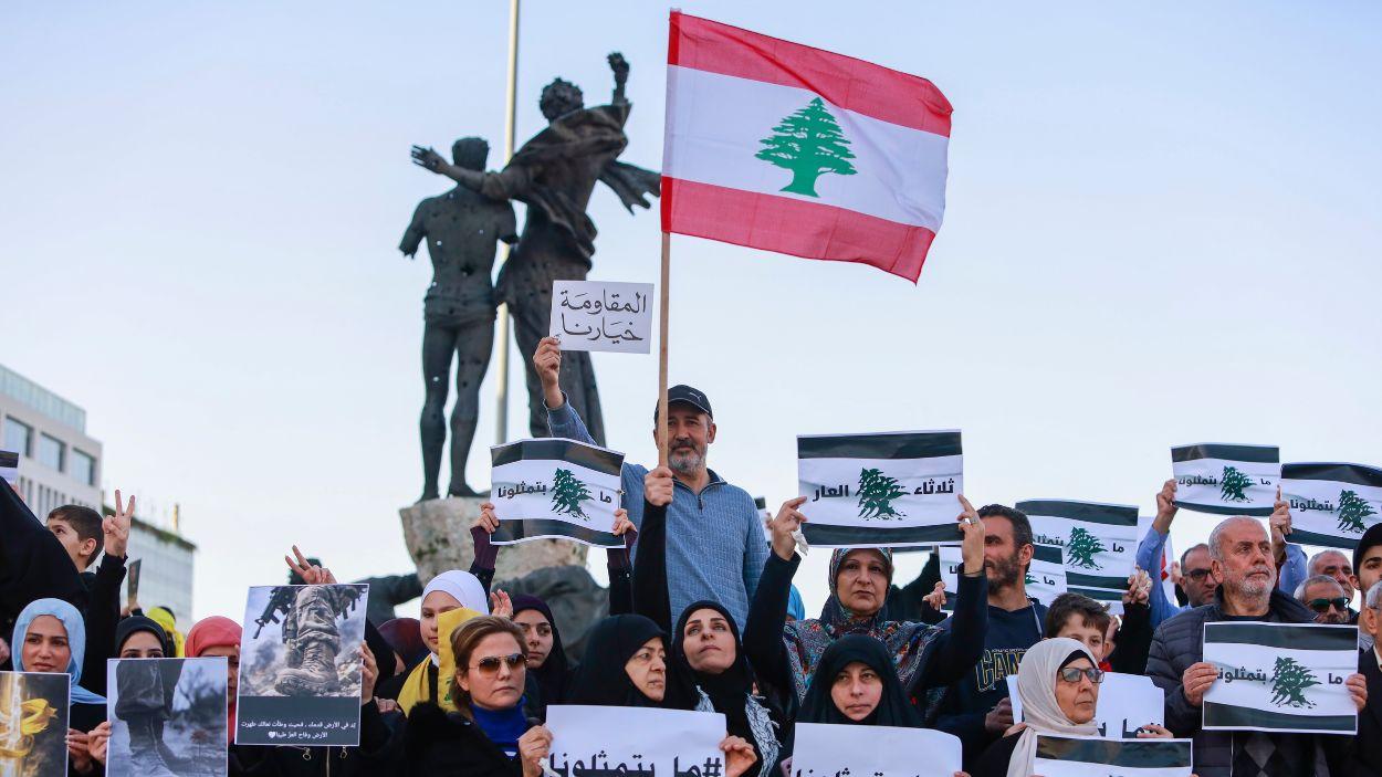 Manifestantes libaneses en una plaza céntrica de Beirut clamando contra las negociaciones directas con Israel. EP.