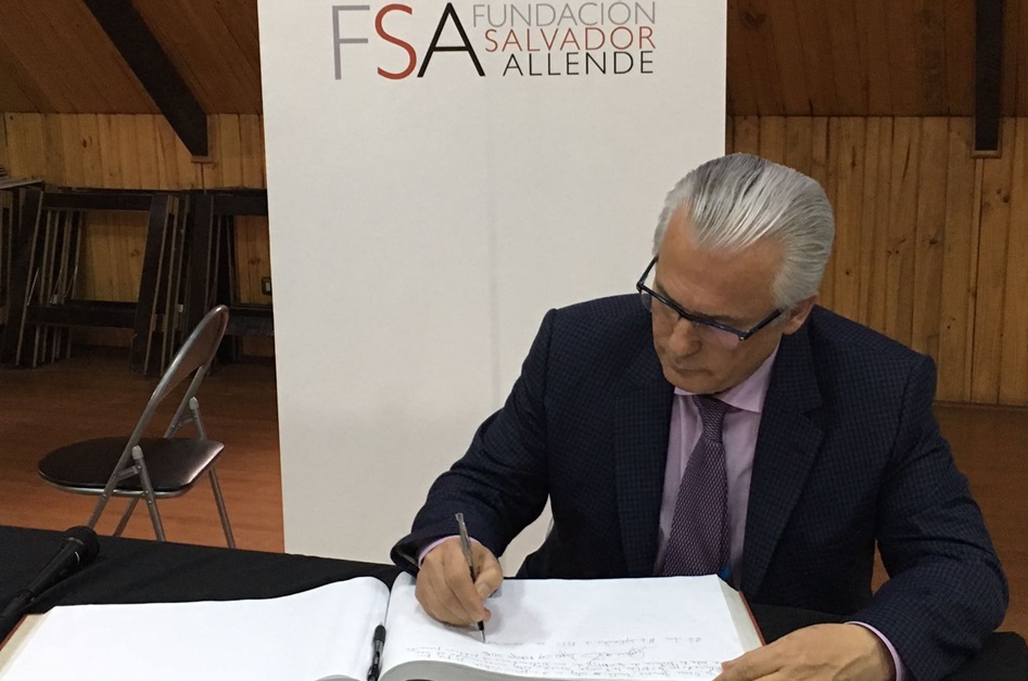 Baltasar Garzón firmando en el libro de honor del Museo de la Solidaridad Salvador Allende.