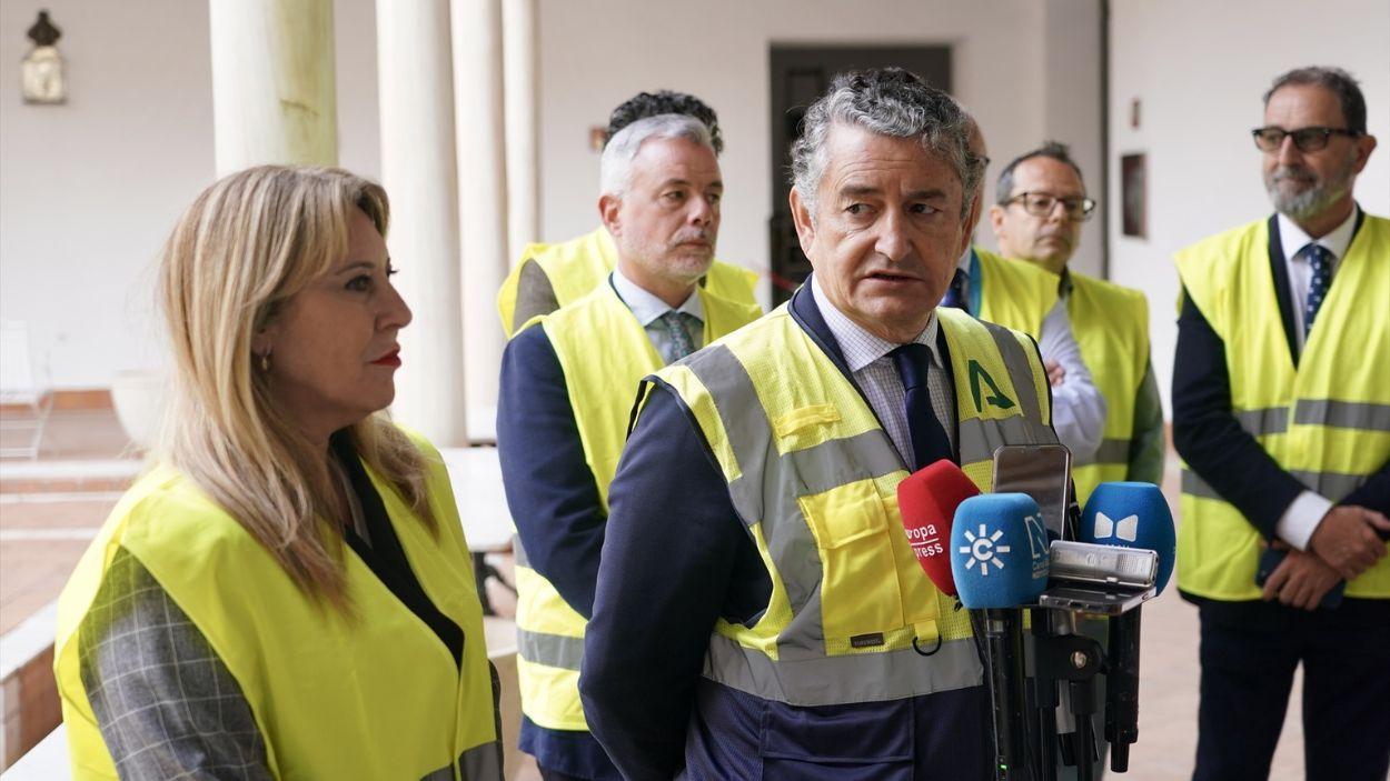 El consejero de Sanidad, Presidencia, y Emergencias de la Junta de Andalucía, Antonio Sanz, y la consejera de Economía y Hacienda de la Junta de Andalucía y portavoz del Gobierno, Carolina España, durante la "visita técnica" a las obras del hospital Pascual / EP