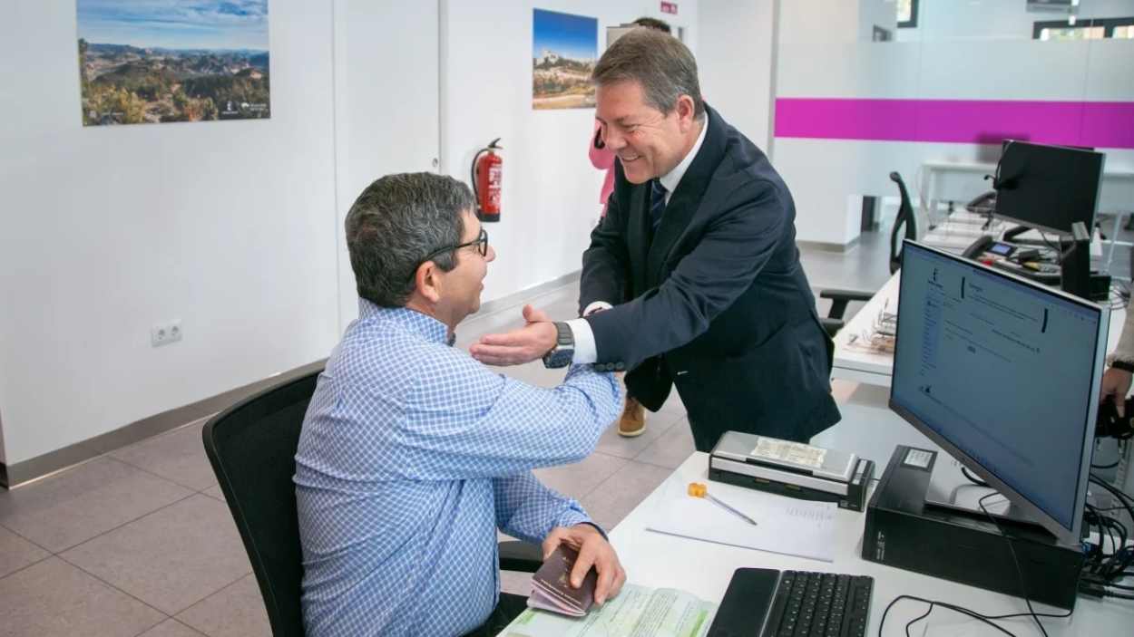 El presidente de Castilla-La Mancha, Emiliano García-Page, saluda a un empleado público de la región. JCCM.