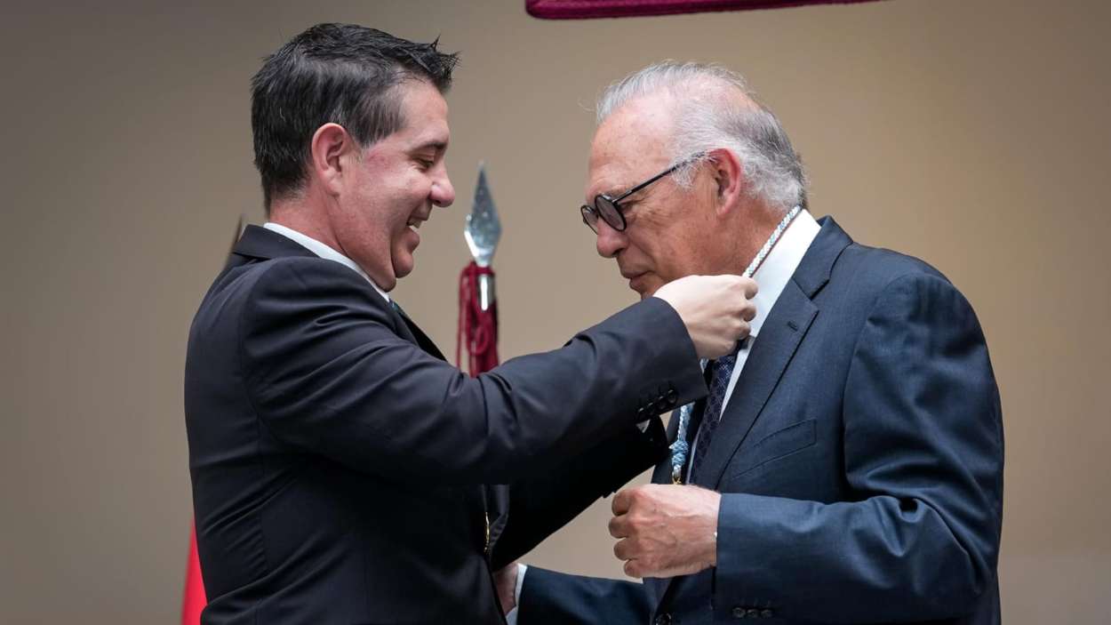 El periodista Pedro Piqueras recibiendo la Medalla de Oro de la provincia de Albacete de manos del presidente de la Diputación, Santi Cabañero. EP.