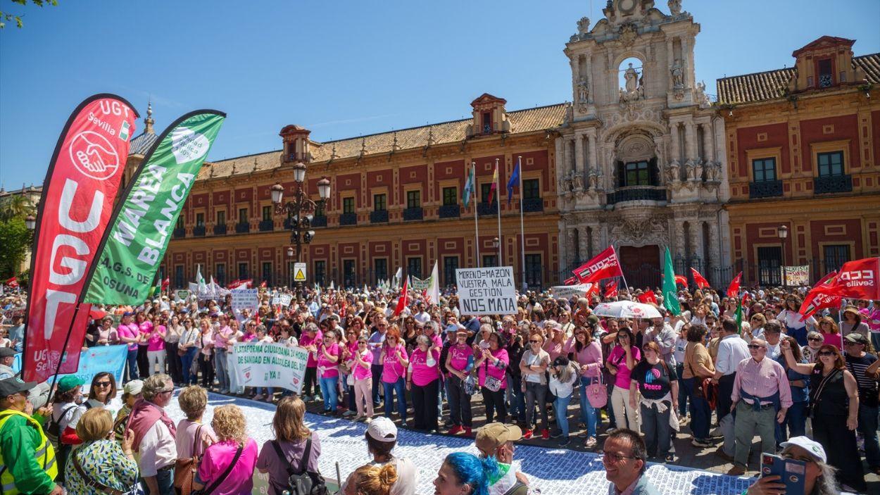 Imágenes de la manifestación de las Mareas Blancas por las calles de Sevilla. A 12 de abril de 2026 en Sevilla / EP