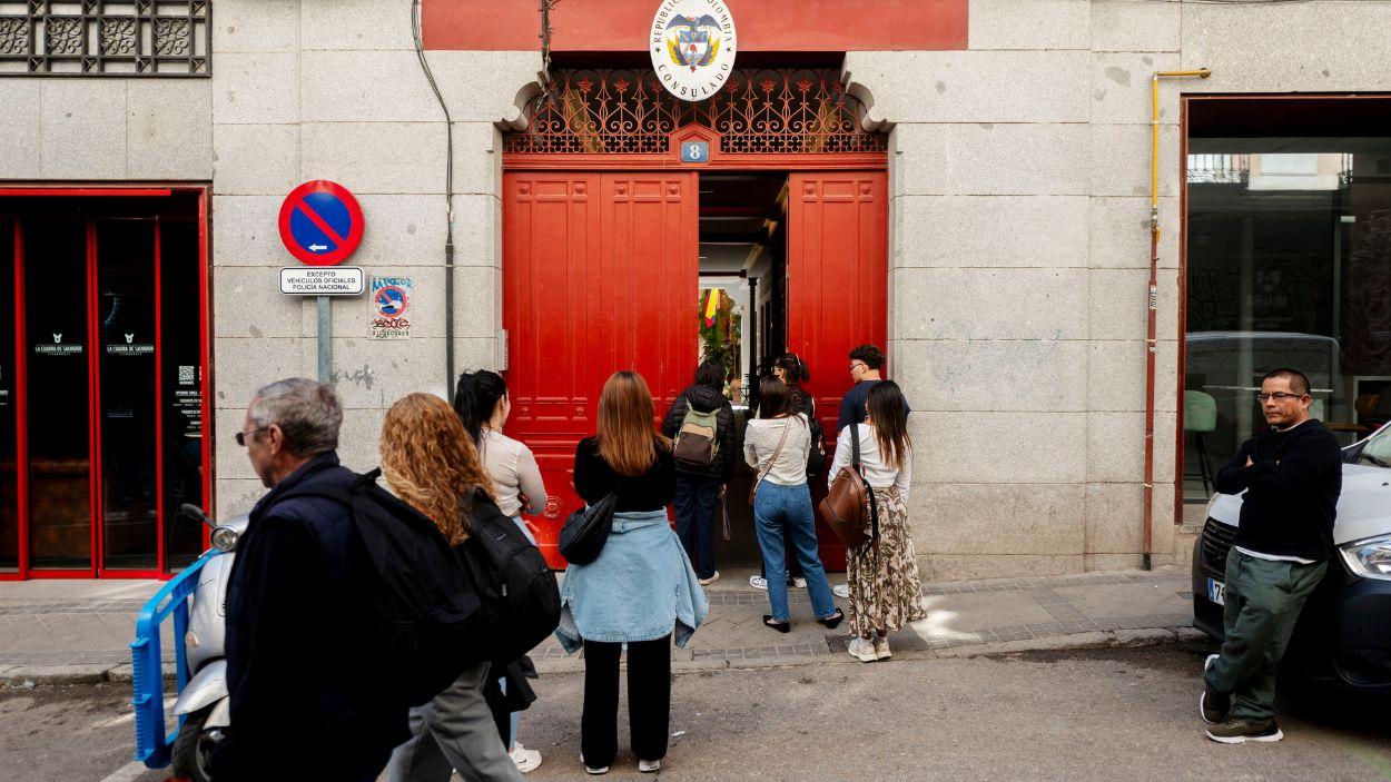 Varias personas hacen cola para conseguir el certificado de antecedentes penales o la autorización consular que permite a un familiar tramitar ese certificado, requisito imprescindible para la regularización. EP.