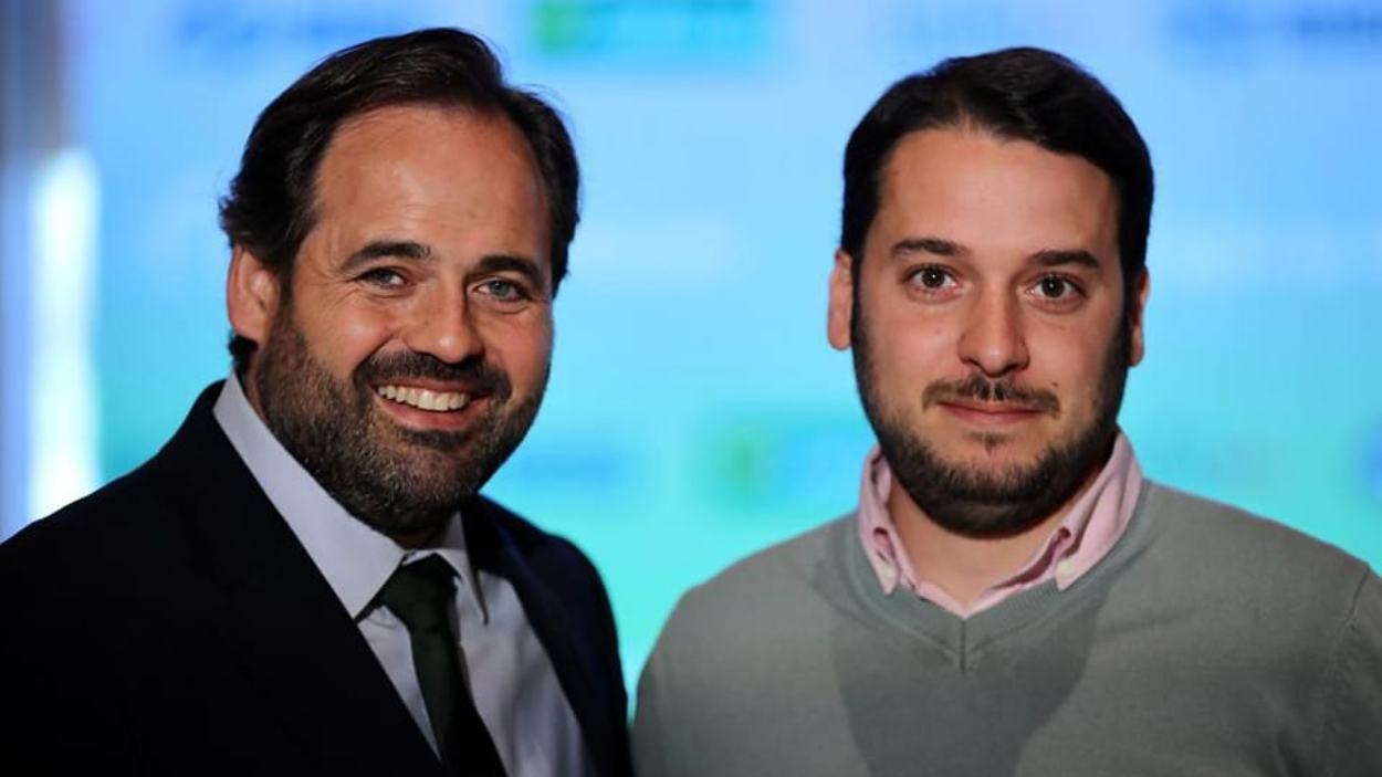 El presidente del PP de Castilla-La Mancha, Paco Núñez, junto a Cristian Cuerda, el concejal y exalcalde que ha llamado "hijos de puta" a los miembros del Gobierno de Pedro Sánchez. PP CLM.