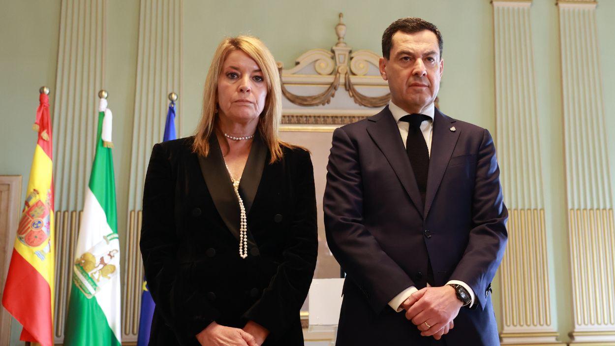 El presidente de la Junta de Andalucía, Moreno Bonilla, junto a la alcaldesa de Huelva, Pilar Miranda, en un minuto de silencio por las víctimas y familias del accidente de Adamuz (Córdoba) / Archivo EP
