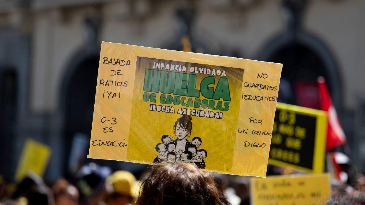 Una pancarta durante una concentración de docentes de escuelas infantiles frente a la Consejería de Educación, Ciencia y Universidades, a 15 de abril de 2026, en Madrid. EP.