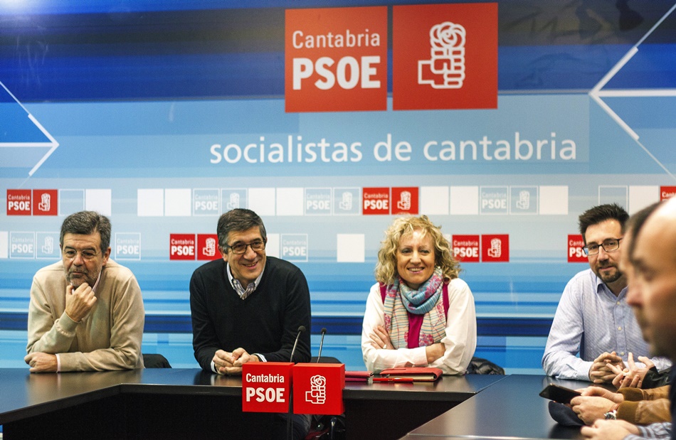 Patxi López durante la reunión mantenida con la ejecutiva del PSOE de Cantabria antes del acto en Torrelavega.