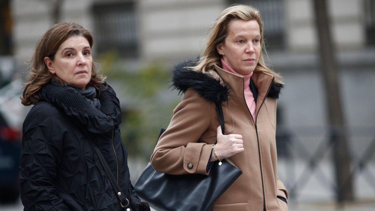 La mujer de Bárcenas (izquierda), Rosalía Iglesias, en una de sus citas con los tribunales. EP.