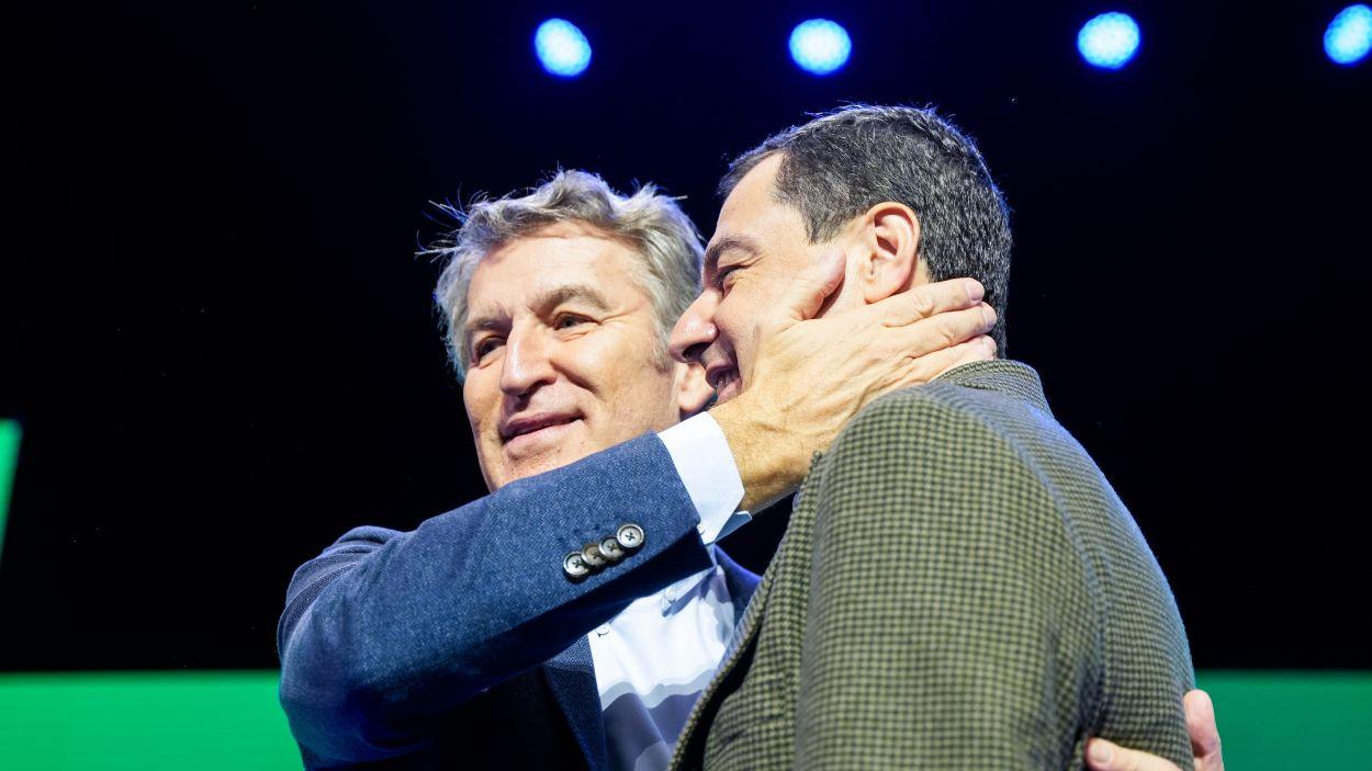 El presidente del PP, Albero Nuñez Feijoo, junto al presidente de la Junta de Andalucía, Juanma Moreno, en un acto celebrado meses atrás. EP.