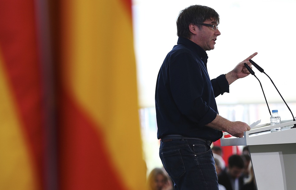 El presidente de la Generalitat, Carles Puigdemont, durante el acto del PDeCAT que daba inicio a su campaña por el 'sí' a la independencia.