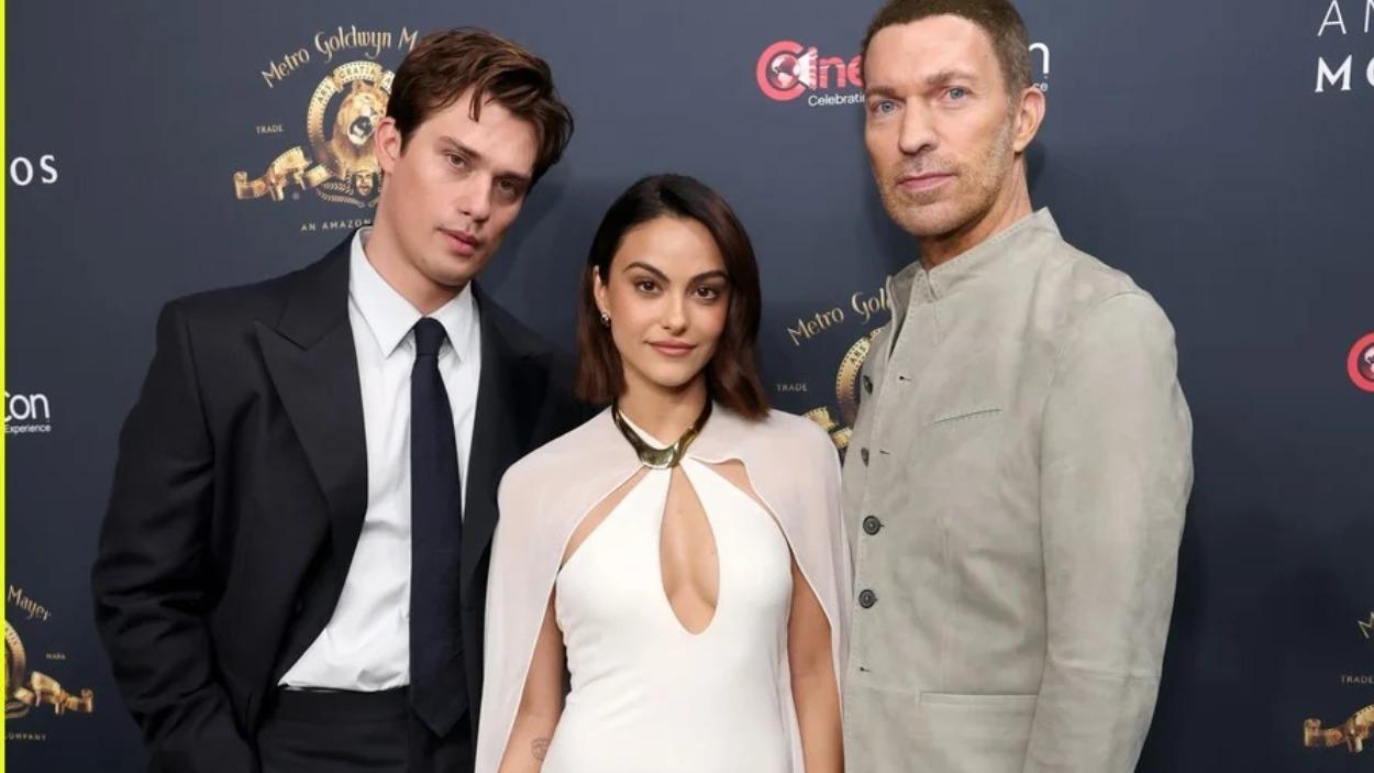 Nicholas Galitzine, Camila Mendes y Travis Knight durante CinemaCon