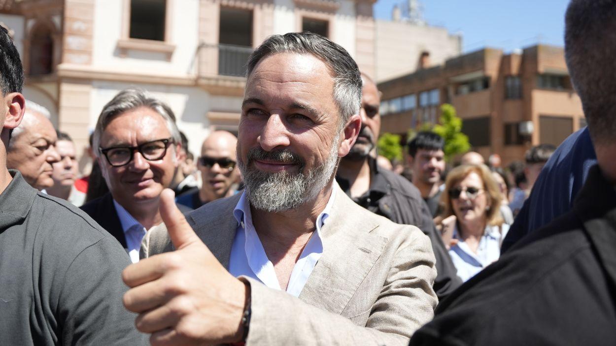 El presidente de Vox, Santiago Abascal, rodeado de simpatizantes Andújar (Jaén). EP.