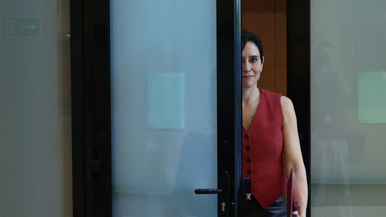 La presidenta de la Comunidad de Madrid, Isabel Díaz Ayuso, sale del Pleno de la Asamblea. EP