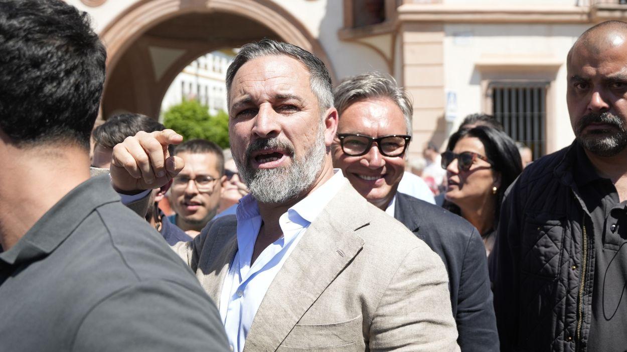 El presidente de Vox, Santiago Abascal, rodeado de simpatizantes Andújar (Jaén). EP.