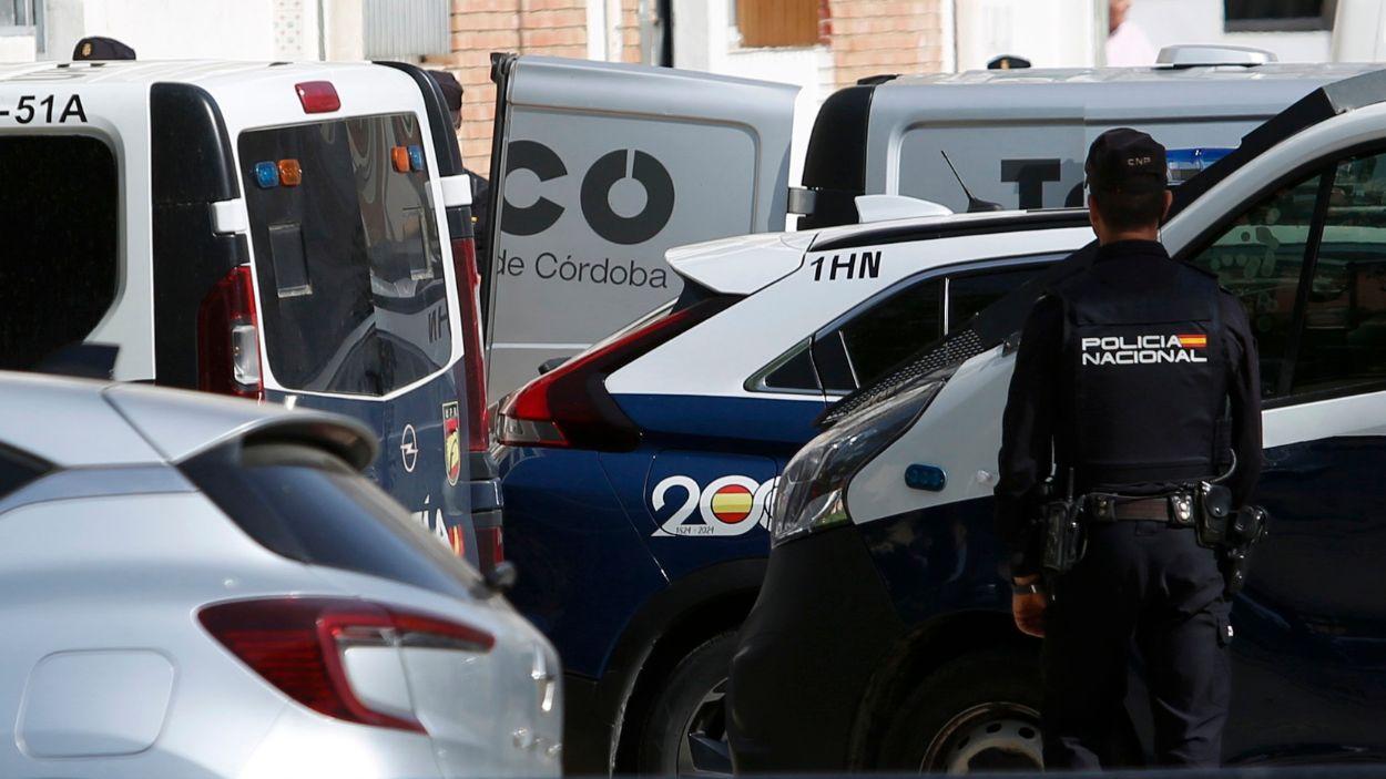 Efectivos de la Policía Nacional en el barrio de la Fuensanta de Córdoba donde ocurrió el último asesinato por violencia machista en Andalucía / Archivo EP