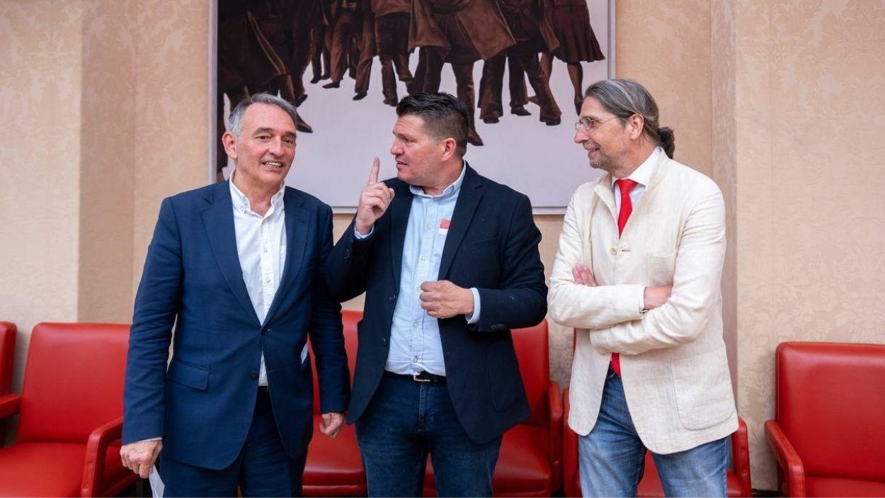 El portavoz de Por Andalucía en Huelva, Marcos Toti, acompañado del portavoz de Justicia e Interior de Sumar en el Congreso, Enrique de Santiago y el diputado de Sumar, Francisco Sierra / Por Andalucía