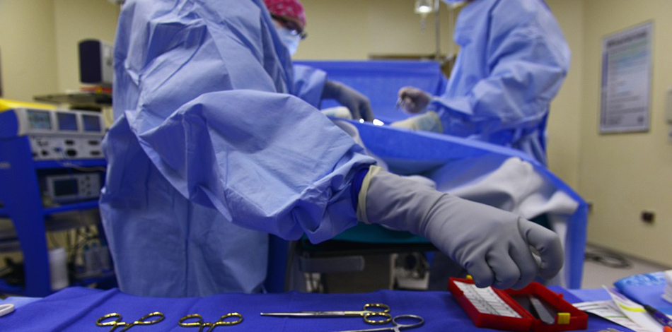 Médicos durante una operación.