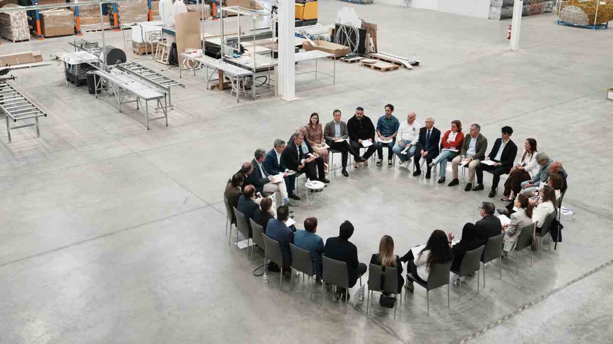 La reunión que ha mantenido el líder del PP, Alberto Núñez Feijóo, junto a otros miembros del partido, con autónomos de Toledo. EP.